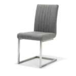 Een moderne eetkamerstoel met een grijs gestoffeerde, verticaal gestikte rugleuning en zitting. Hij heeft een strak, zwevend metalen frame met een rechthoekige voet. Het ontwerp combineert stijl en comfort.