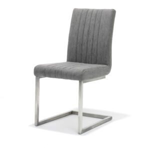Een moderne eetkamerstoel met een grijs gestoffeerde, verticaal gestikte rugleuning en zitting. Hij heeft een strak, zwevend metalen frame met een rechthoekige voet. Het ontwerp combineert stijl en comfort.