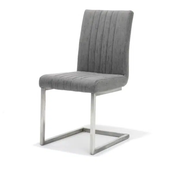 Een moderne eetkamerstoel met een grijs gestoffeerde, verticaal gestikte rugleuning en zitting. Hij heeft een strak, zwevend metalen frame met een rechthoekige voet. Het ontwerp combineert stijl en comfort.