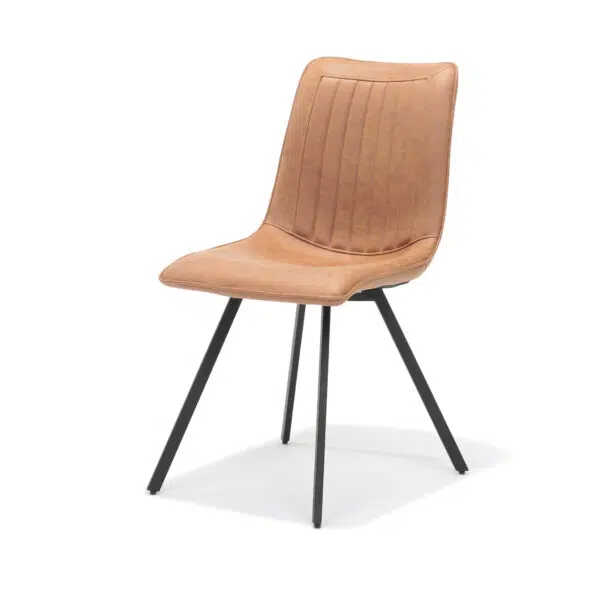 Een bruine leren stoel met een geribbeld patroon op de rugleuning en zitting. Hij heeft vier zwarte metalen poten die naar buiten staan. Het ontwerp van de stoel is modern en minimalistisch.