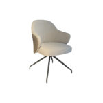 De IBIZA EETKAMERSTOEL ZB-5637 heeft een modern, gestoffeerd en draaibaar ontwerp met een gebogen rugleuning, lichtgrijze stof en dunne, zwarte, metalen poten die naar buiten staan, tegen een witte achtergrond.