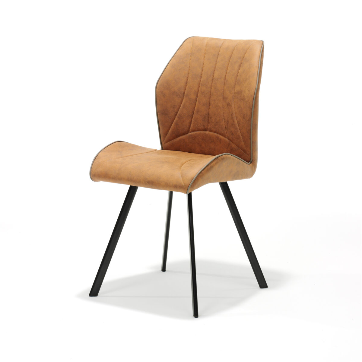 Een stijlvolle bruine stoel met een gebogen rugleuning en zitting, bekleed met leer. Het elegante, moderne design heeft vier zwarte metalen poten tegen een effen witte achtergrond.