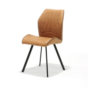 Een stijlvolle bruine stoel met een gebogen rugleuning en zitting, bekleed met leer. Het elegante, moderne design heeft vier zwarte metalen poten tegen een effen witte achtergrond.