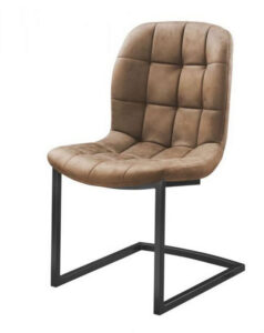 Een bruin gestoffeerde stoel met een gecapitonneerde rugleuning en zwarte metalen poten. De zitting lijkt gewatteerd voor extra comfort en het ontwerp is modern en minimalistisch. De achtergrond is effen wit.