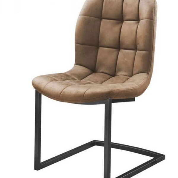 Een bruin gestoffeerde stoel met een gecapitonneerde rugleuning en zwarte metalen poten. De zitting lijkt gewatteerd voor extra comfort en het ontwerp is modern en minimalistisch. De achtergrond is effen wit.