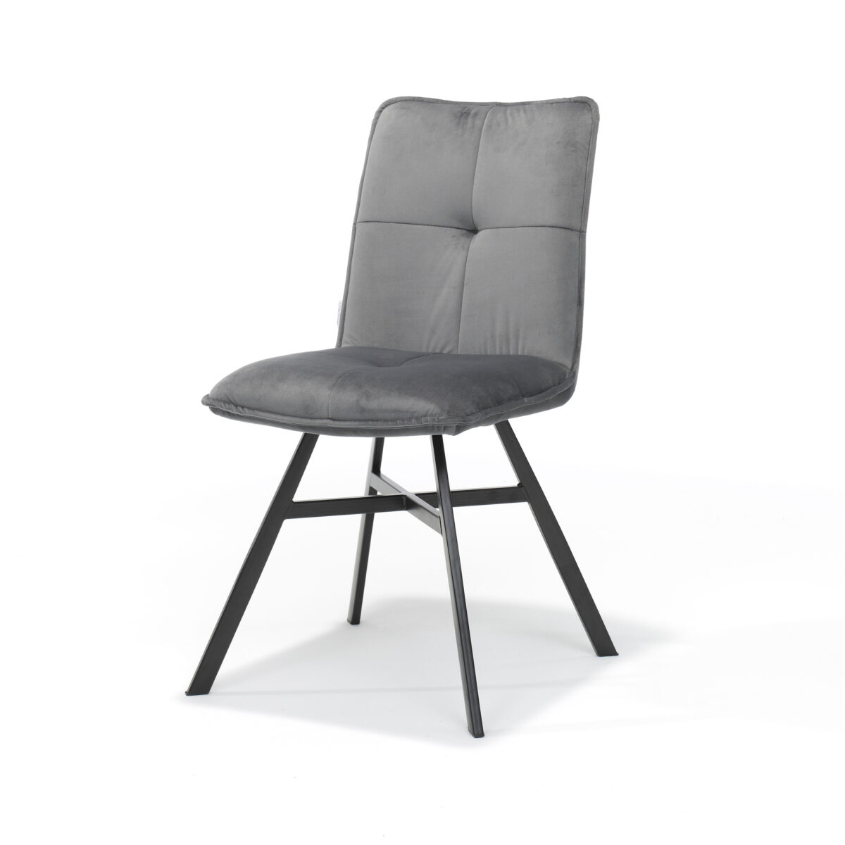 Een moderne stoel met een gewatteerde, gecapitonneerde, donkergrijze stoffen zitting en rugleuning. Hij heeft een schuin zwart metalen frame en vier poten, ontworpen in een eigentijdse stijl. De stoel staat op een effen witte achtergrond.