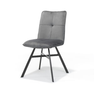 Een moderne stoel met een gewatteerde, gecapitonneerde, donkergrijze stoffen zitting en rugleuning. Hij heeft een schuin zwart metalen frame en vier poten, ontworpen in een eigentijdse stijl. De stoel staat op een effen witte achtergrond.