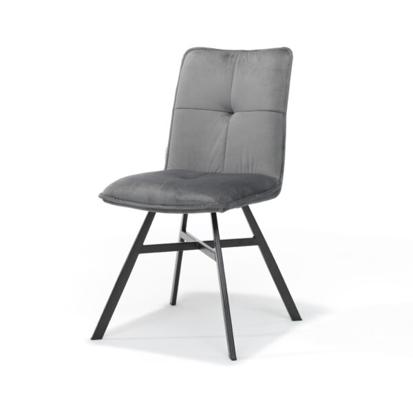 Een moderne stoel met een gewatteerde, gecapitonneerde, donkergrijze stoffen zitting en rugleuning. Hij heeft een schuin zwart metalen frame en vier poten, ontworpen in een eigentijdse stijl. De stoel staat op een effen witte achtergrond.