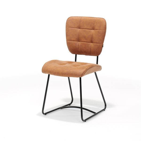 Een moderne stoel met een gewatteerde bruine leren zitting en rugleuning met een rasterpatroon, ondersteund door een strak zwart metalen frame. Het ontwerp is minimalistisch en eigentijds, geschikt voor gebruik in de eetkamer of op kantoor.