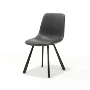 Een moderne grijze stoel met een gebogen, gewatteerde zitting en rugleuning. De zwarte metalen poten staan iets naar buiten, wat zorgt voor een strak, minimalistisch design. De stoel staat op een effen witte achtergrond.