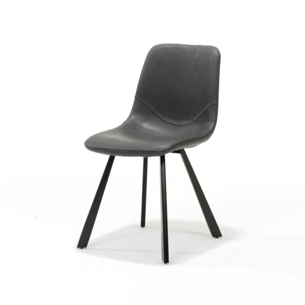 Een moderne grijze stoel met een gebogen, gewatteerde zitting en rugleuning. De zwarte metalen poten staan iets naar buiten, wat zorgt voor een strak, minimalistisch design. De stoel staat op een effen witte achtergrond.