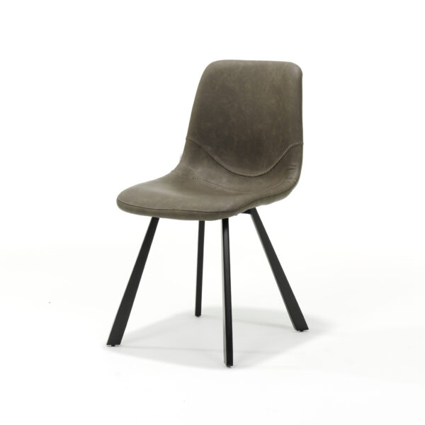 Een moderne stoel met een donkergrijze gestoffeerde zitting en rugleuning, met zichtbare stiksels. Hij staat op vier zwarte metalen poten, die schuin naar buiten staan. De achtergrond is effen wit, wat het strakke design van de stoel benadrukt.