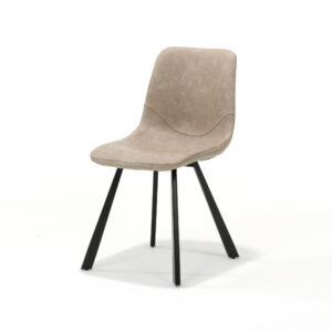 Een moderne beige stoel met een gebogen rugleuning en zitting, met zwarte metalen poten. De stoel heeft een minimalistisch design en staat op een effen witte achtergrond.