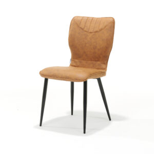 Een leren eetkamerstoel met een bruine gestoffeerde zitting en rugleuning. De stoel heeft een strak, modern design met zwarte metalen poten en een licht gebogen rugleuning voor extra comfort. Het leer heeft een gladde, licht verweerde afwerking.