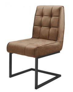 Een bruine stoel met kussens, een gecapitonneerde rugleuning en een zitting op een metalen onderstel. Het leerachtige materiaal zorgt voor een strakke, moderne look.