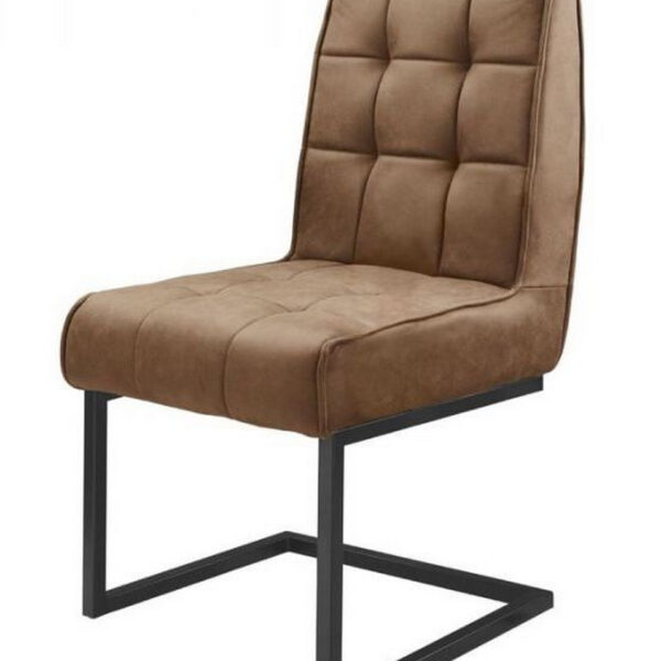 Een bruine stoel met kussens, een gecapitonneerde rugleuning en een zitting op een metalen onderstel. Het leerachtige materiaal zorgt voor een strakke, moderne look.