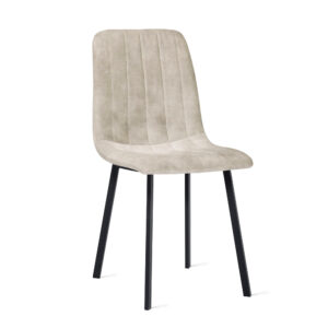 De Eetkamerstoel Minsk Velvet Taupe is een moderne, minimalistische eetkamerstoel met een taupekleurige fluwelen zitting en rugleuning met verticale stiksels, ondersteund door vier slanke, hoekige, zwarte metalen poten.