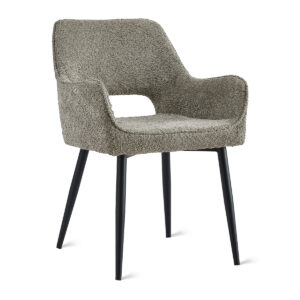De Eetkamerstoel Ray - Taupe is een moderne fauteuil met een taupekleurige bekleding, een gebogen rugleuning en slanke, zwarte metalen poten, tegen een witte achtergrond.