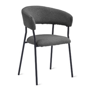 De Eetkamerstoel Ava heeft een gebogen rugleuning en een zitting bekleed met bouclé antraciet stof, ondersteund door slanke zwarte metalen poten voor een moderne look.