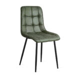 De Eetkamerstoel Thimphu Microleder Groen is een moderne stoel met een groene, gecapitonneerde zitting en rugleuning van microleer, ondersteund door vier slanke zwarte metalen poten. Het minimalistische design geeft elke ruimte een eigentijdse touch.