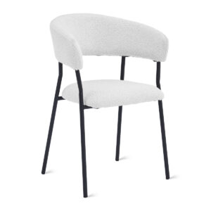 De Eetkamerstoel Ava - Bouclé Ivoor is een moderne stoel met een gebogen, ivoorkleurige bouclé gestoffeerde rugleuning en zitting, ondersteund door vier slanke, zwarte metalen poten.