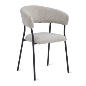 De Eetkamerstoel Ava - Bouclé Taupe heeft een gebogen, gestoffeerde taupe bouclé rugleuning en zitting op vier slanke, zwarte metalen poten en biedt een minimalistisch en eigentijds design.