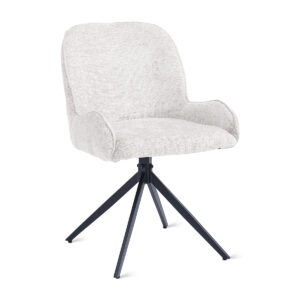 De Eetkamerstoel Lily - Ivoor is een modern gestoffeerde stoel met lichtbeige stof, een gebogen rugleuning en armleuningen en vier schuin geplaatste zwarte metalen poten.