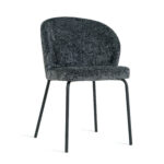 De Eetkamerstoel Lio - Antraciet heeft een zachte, ronde, donkergrijze gestoffeerde zitting en rugleuning met vier slanke, zwarte metalen poten. De stoel heeft een minimalistisch en eigentijds design tegen een witte achtergrond.