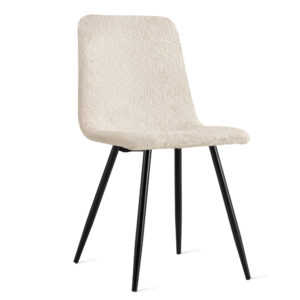 De Eetkamerstoel Brasilia Bouclé Taupe is een moderne stoel met een zitting en rugleuning van taupekleurig bouclé, voorzien van vier zwarte, schuin geplaatste metalen poten.