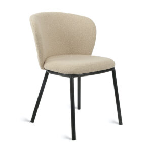 De Eetkamerstoel Loa - Bouclé Taupe is een moderne stoel met beige bekleding, een gebogen rugleuning en zwarte metalen poten, afgebeeld tegen een witte achtergrond.