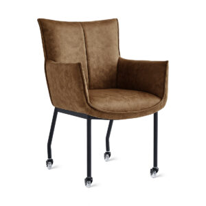 Eetkamerstoel Thomas - Microleder Cognac: Cognacbruin gestoffeerde fauteuil met zwarte metalen poten en zwenkwielen, met een gebogen rugleuning, een gewatteerde zitting en licht uitlopende armleuningen, afgebeeld tegen een witte achtergrond.