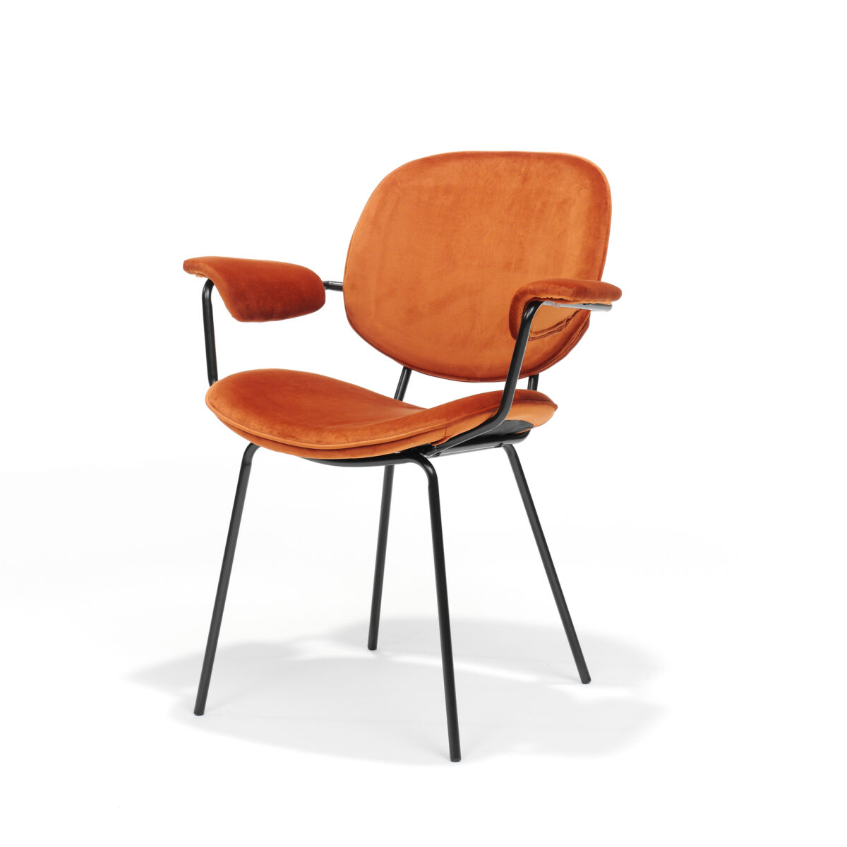 De Eetkamerstoel Leanne Zwart is een moderne stoel met een zwart metalen frame en een roestkleurige fluwelen (stof velours roest) zitting, rugleuning en armleuningen, tegen een effen witte achtergrond.