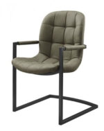 De Eetkamerstoel Savannah zwart - Stof Soft Groen is een moderne stoel met een zachte, olijfgroene, gestoffeerde zitting en rugleuning met gewatteerd patroon, zwarte metalen armleuningen en een strak, sleevormig, zwart metalen onderstel.