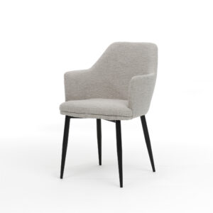 De Calvin Eetkamerstoel Stof Teddy Natural is een moderne gestoffeerde fauteuil met natuurlijke teddystof, een schuine rugleuning en slanke, zwarte metalen poten, afgebeeld tegen een effen witte achtergrond.