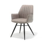 De Eetkamerstoel Clark zwart Stof Soft Pebble is een modern gestoffeerde fauteuil met zachte kiezelkleurige taupe stof, een schuine rugleuning en zwarte metalen poten, afgebeeld tegen een witte achtergrond.