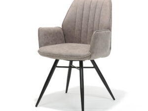 De Eetkamerstoel Clark zwart Stof Soft Pebble is een modern gestoffeerde fauteuil met zachte kiezelkleurige taupe stof, een schuine rugleuning en zwarte metalen poten, afgebeeld tegen een witte achtergrond.