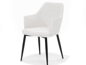De Calvin Eetkamerstoel Stof Teddy Ivory is een moderne, wit gestoffeerde fauteuil met schuin geplaatste, zwarte houten poten, een gebogen rugleuning en armleuningen, afgebeeld tegen een effen witte achtergrond.