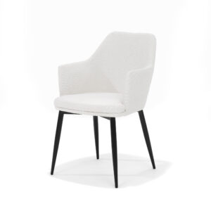 De Calvin Eetkamerstoel Stof Teddy Ivory is een moderne, wit gestoffeerde fauteuil met schuin geplaatste, zwarte houten poten, een gebogen rugleuning en armleuningen, afgebeeld tegen een effen witte achtergrond.
