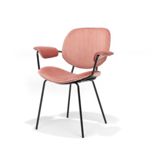 De Eetkamerstoel Leanne Zwart heeft een modern design met zwarte metalen poten en frame, plus een roze velours bekleding op de zitting, rugleuning en armleuningen, afgebeeld tegen een effen witte achtergrond.