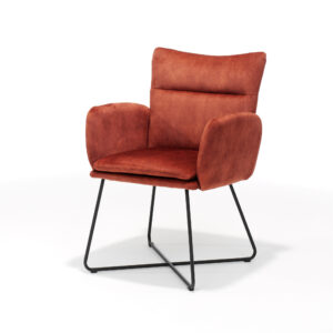De Eetkamerstoel Sense zwart - Aurora Velours Copper heeft een roestkleurige velours bekleding, een gewatteerde zitting en rugleuning en slanke, zwarte metalen poten in een X-vormig onderstel, afgebeeld tegen een witte achtergrond.