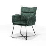 De Eetkamerstoel Sense zwart - Aurora Velours Hunter is een moderne groene fauteuil met pluche bekleding, een schuine rugleuning en slanke, zwarte metalen poten in een X-vorm, afgebeeld tegen een witte achtergrond.