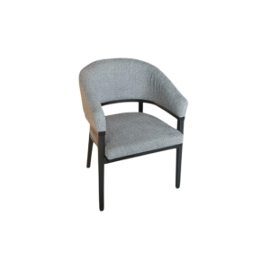 De CHAIR MALTA ZB-5634 heeft een gebogen rugleuning, een lichtgrijze gestoffeerde zitting en rugleuning en zwarte houten poten en een zwart houten frame, afgebeeld tegen een witte achtergrond.