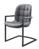 De Eetkamerstoel Savannah zwart - Stof Soft Antraciet is een moderne stoel met een gewatteerde, antracietgrijze zitting en rugleuning met vierkante knopen, zwarte metalen armleuningen en een vrijdragend geometrisch metalen frame.