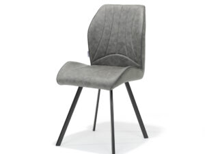 De Stoel Gana zwart Stof Soft Steel is een moderne grijze stoel met een gebogen, gewatteerde zitting en rugleuning, geaccentueerd door gestikte lijnen. Hij staat op vier slanke, naar buiten gerichte, zwarte metalen poten, die afsteken tegen een effen witte achtergrond.
