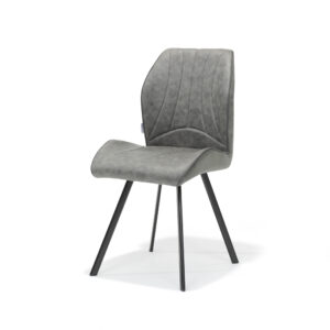 De Stoel Gana zwart Stof Soft Steel is een moderne grijze stoel met een gebogen, gewatteerde zitting en rugleuning, geaccentueerd door gestikte lijnen. Hij staat op vier slanke, naar buiten gerichte, zwarte metalen poten, die afsteken tegen een effen witte achtergrond.