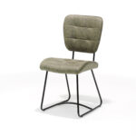 De Stoel Bailey SL zwart - Stof Soft Groen is een moderne eetkamerstoel met een groengrijze, gestoffeerde zitting en rugleuning, subtiele horizontale stiksels en zwarte metalen sledepoten, afgebeeld tegen een witte achtergrond.