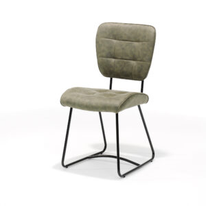 De Stoel Bailey SL zwart - Stof Soft Groen is een moderne eetkamerstoel met een groengrijze, gestoffeerde zitting en rugleuning, subtiele horizontale stiksels en zwarte metalen sledepoten, afgebeeld tegen een witte achtergrond.