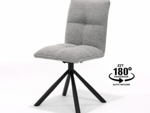 De Leon stoel MT2-Stof Alpine Steel #149 heeft een modern, grijs stoffen design met een gewatteerde, gecapitonneerde zitting en rugleuning, zwarte schuine poten en een 180° automatische terugdraaifunctie, gemarkeerd met tekst en pijlen naast de stoel.