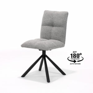De Leon stoel MT2-Stof Alpine Steel #149 heeft een modern, grijs stoffen design met een gewatteerde, gecapitonneerde zitting en rugleuning, zwarte schuine poten en een 180° automatische terugdraaifunctie, gemarkeerd met tekst en pijlen naast de stoel.