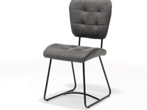 De Stoel Bailey SL zwart heeft een strak, modern design met een zachte antracietkleurige gecapitonneerde zitting en rugleuning, ondersteund door slanke, zwarte, metalen sledepoten, tegen een effen witte achtergrond.